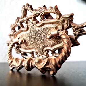 ビクトリア朝様式のゴールド製引き出し取っ手、アンティーク調装飾ドロップベイルハンドル、大型真鍮製ドレッサードアハンドル、ロココ調修復用金具