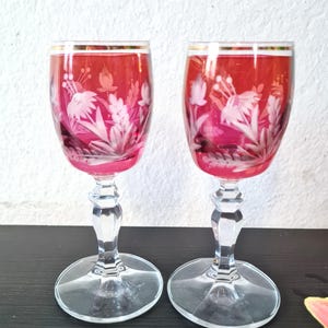 Juego de 2 copas de licor para cordial, copas de aperitivo con pie, vasos de chupito de cristal rojo cortado a transparente con borde dorado y flores, regalo de 15.º aniversario