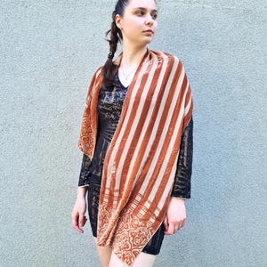 Długi szal z jedwabnego aksamitu w brązowe paski, otulacz w stylu art déco, elegancki szal na przyjęcie wieczorowe, prezent dla mamy