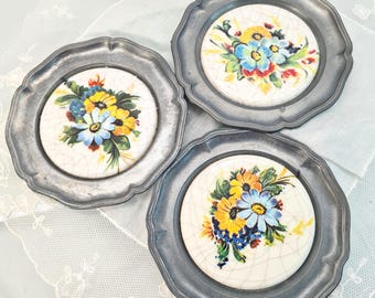 Juego de 3 posavasos de peltre con flores e incrustaciones de cerámica, soportes para bolsitas de té, pequeño plato decorativo bávaro vintage alemán, vajilla para el hogar, regalo.