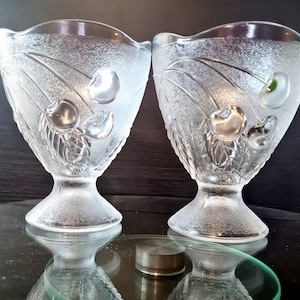 2 pcs Footed Dessert Cups with Cherries, Heavy Pressed Glass Mid Century Modern Pedestal Bowls for Ice Cream or Fruit, Sherbert Bowl Set