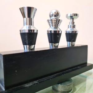 ヴィンテージ モダニスト クローム ワインボトル ストッパー セット 木製スタンド付き、ミッドセンチュリー バーウェア MCM バーカートとドリンク トロリー
