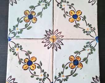 4 antike dekorative Untersetzer aus Keramikfliesen, handbemaltes grün-gelbes Blumenwanddekor aus dem 19. Jahrhundert, Küchenrückwand