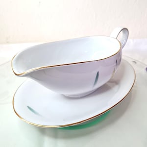Porcelain Gravy Boat Jug with Integral Drip Tray Saucer Plate & Handle, Gold Trim Mid-Century Modern White Ceramic Gravyboat Leaf Design