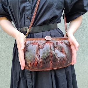 Pochette de sac à main en peau de serpent vintage des années 1950, sac à main bordeaux rouge et noir avec bandoulière, sac de soirée rétro en peau exotique, cadeau pour elle