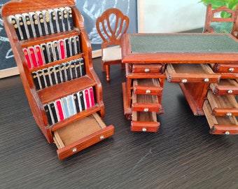 Set di mobili da biblioteca per casa delle bambole vintage 1:12, tavolo in legno, 2 sedie, libreria e scaletta per sedie pieghevoli prodotte in Germania