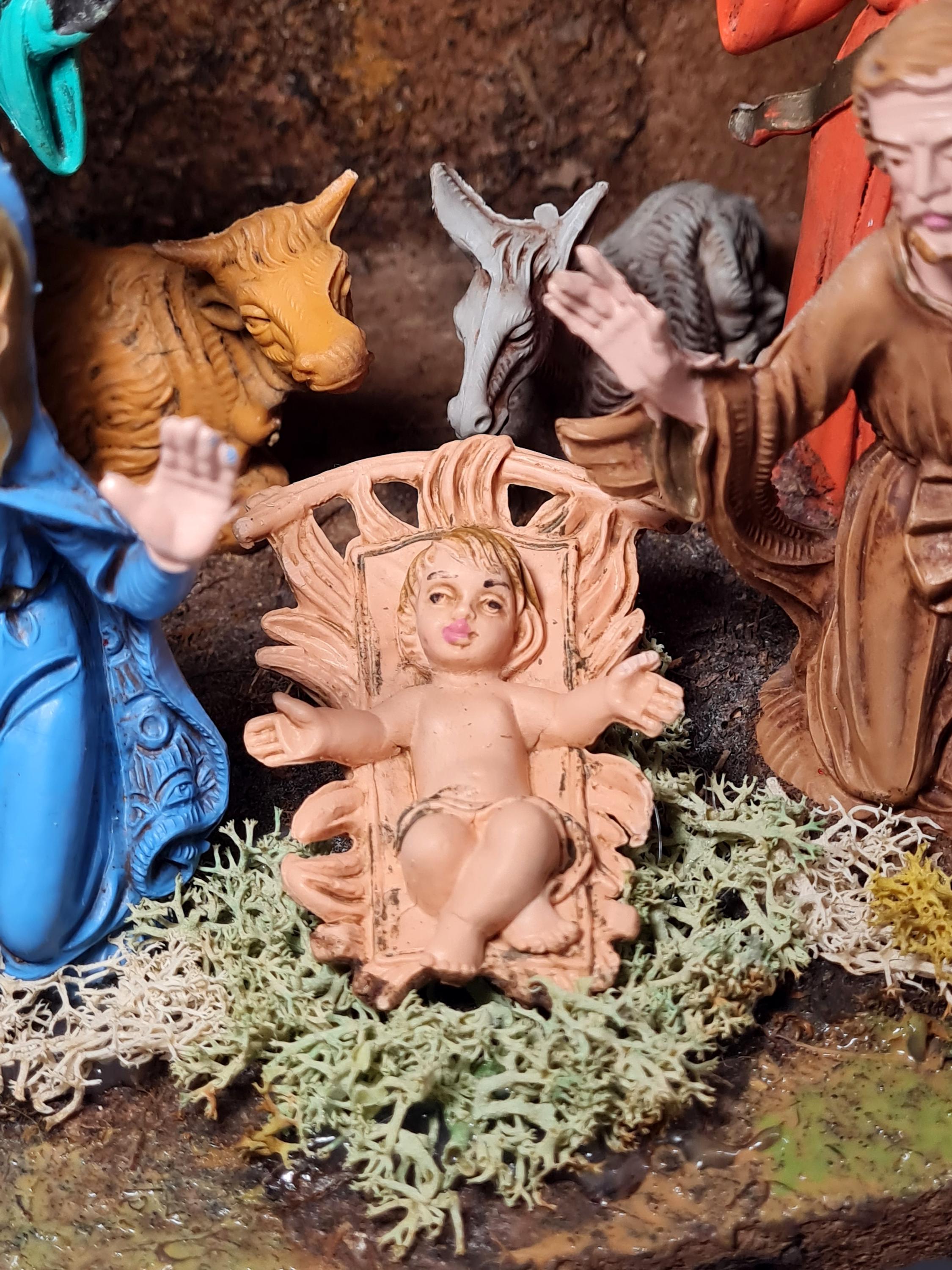 木製キリスト降誕シーンジオラマセット 納屋とフィギュア8体