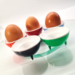 5 Vintage Atomic Egg Cups Colorful & White Plastic, Mid Century Modern 70s Kitchen Decor, 1960s Breakfast Tableware from France