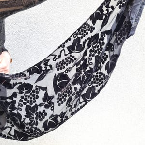 Può includere: Un cartello in legno rustico con la scritta "Welcome to our home" in lettere bianche. Il cartello presenta una finitura invecchiata e un design semplice e accogliente.