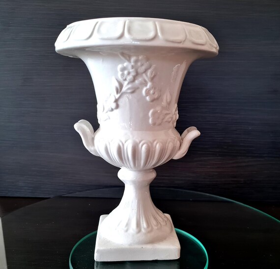 ホワイトセラミックの壷型花瓶（ダブルハンドル）、イタリア製台座付き