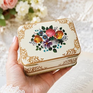 Bloemen blikken doos, geelgouden bloem kleine rechthoekige opbergdoos met deksel op trinket met craquelé, Engels verzamelaarsblik