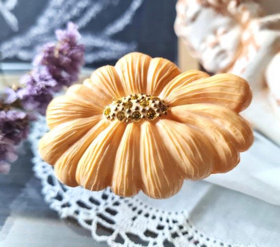 Art Deco Flower Brooch Pale Yellow Antique France 40s Ivory  display picture 1
