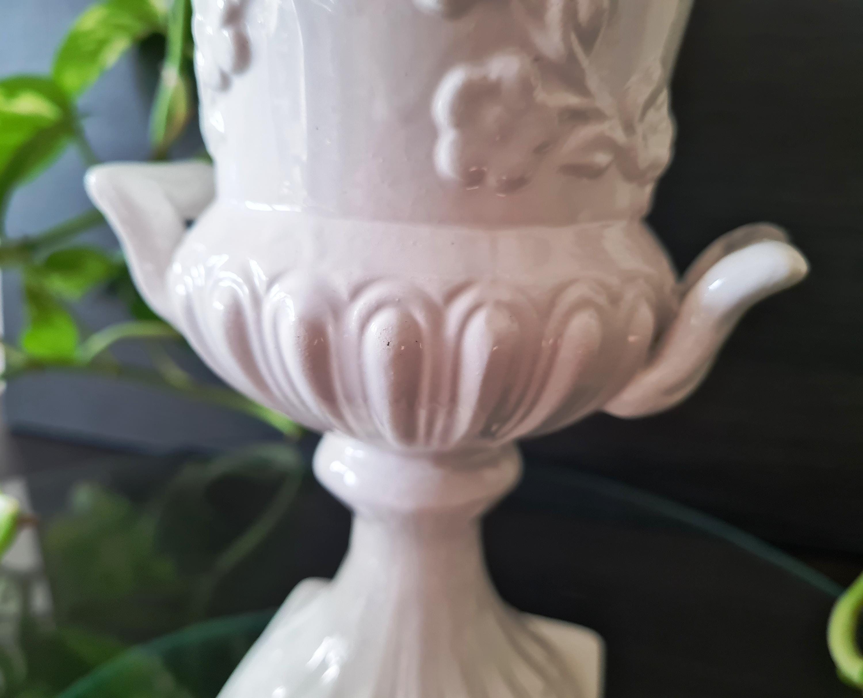 ホワイトセラミックの壷型花瓶（ダブルハンドル）、イタリア製台座付き