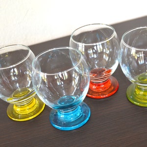 Set 4 Multicoloured Glasses, Vintage Retro 70s Clear Glass Tumblers with Multicolor Stems Bases, Retro Glassware Cognac Wine Cocktail Water