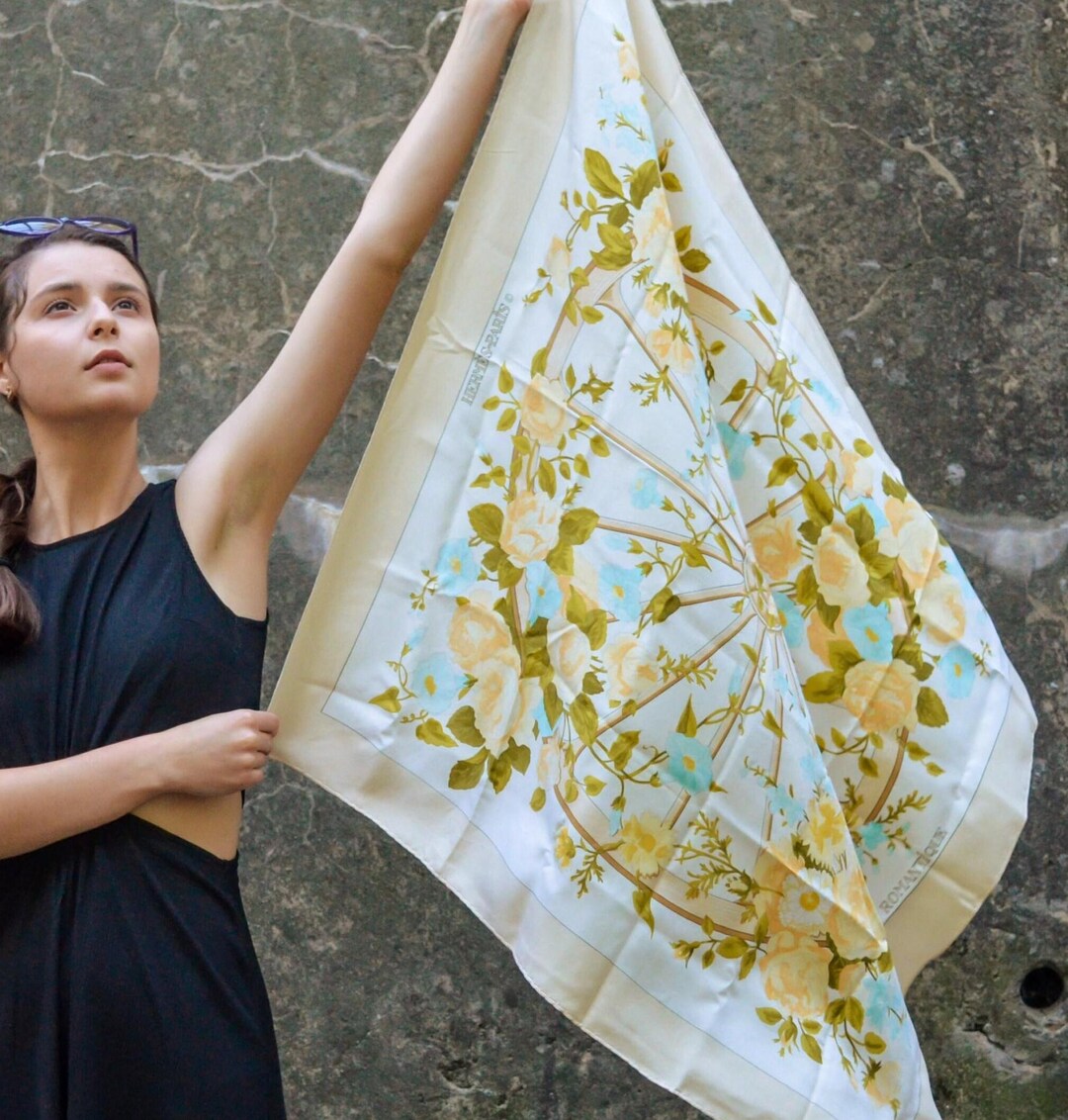 Foulard Vintage En Soie 100% - Motif Floral Multicolore - Occasion En Bon état - Style Bandana Carré