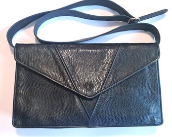 Bolso de hombro vintage de piel negra de Mario Valentino, fabricado en Italia. Clutch grande tipo sobre con textura de cocodrilo y correa.