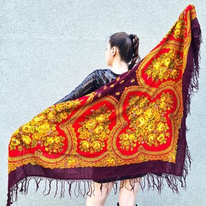 Vintage wollen sjaal met franje rood geel bordeaux, grote 57-inch vierkante boho-sjaal omslagdoek, luxe authentieke originele Pavlovo Posad Russische omslagdoek