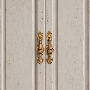 Juego de 2 tiradores para armarios victorianos, tirador colgante ornamentado con placa trasera vertical, herrajes dorados en forma de lágrima, estilo barroco de Restoration Hardware.
