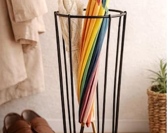 Paragüero de alambre de mediados de siglo con bandeja de goteo, pedestal de exhibición de plantas de metal de los años 50 al estilo de Mathieu Mategot