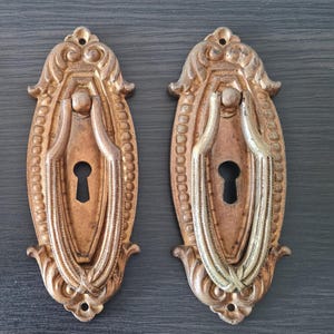 Tirador de cajón antiguo con placa y escudo con tapa de cerradura, cerradura victoriana de latón, herraje para armario francés