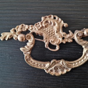 Tirador antiguo ornamentado para cajón de armario, tirador dorado para puerta de cómoda, herrajes rococó, barrocos, victorianos, restaurados, estilo rústico francés.
