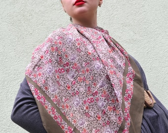 Grote pure zijden sjaal VALENTINO 33" kleine bloemenprint en groene rand hand gerold, vierkante zijden hijab, Boho sjaal, cadeau voor haar vrouwen