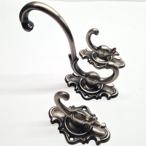 Vintage Metall Doppel-Wandhaken Satin vernickelt, silbergraue französische verzierte Wandgarderobe Aufhänger, Eingangsbereich dekorative Möbelbeschläge