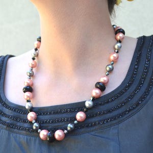 Baby Pink and Black Glass Pearl Beaded Necklace, Minimalist One Strand Faux Pearl Necklace, Choker for Woman, Vintage 50s Beaded Necklace