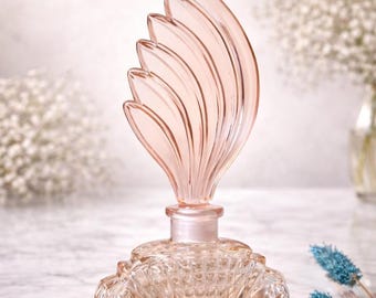 Blush roze glazen parfumfles met sculpturale stop, elegant art-deco ijdelheiddecor, collectible kristallen geurfles, cadeau voor haar moeder