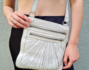 Bolso bandolera vintage blanco Lakeland de piel fina negra con detalles plisados y costuras de abanico. Bolso de hombro color crema con cremalleras. Bolso minimalista Y2K.