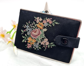 Vintage Nadelspitze Kartenetui Brieftasche mit Blumenstickerei auf schwarzem Stoff, Elegantes Retro Eitelkeits Accessoire, Geschenk für Sie