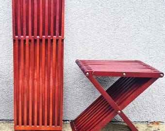 Taburete plegable vintage de madera Fionia, mesas auxiliares de listones de mediados de siglo, muebles que ahorran espacio, taburetes decorativos MCM, mesa plegable con diseño de flores y plantas.
