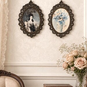 Lot de 2 images encadrées vintage sur soie, impression de dame victorienne et de vase à fleurs, sérigraphies anciennes dans des cadres ovales en laiton ornés