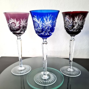 Vintage Kristall Boho Weinglas Becher mit geringfügigen Unvollkommenheiten, Stamm farbige Bleikristall Mitte des Jahrhunderts Retro-Schliff zu Stemware klar