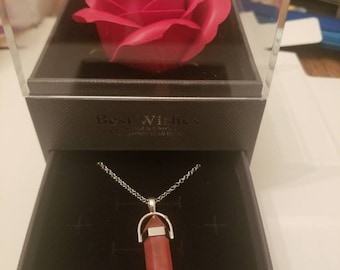 Caja de regalo de rosa eterna con collar hexagonal de cristal