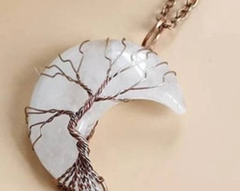 Collar de media luna antiguo envuelto en alambre de bronce envuelto en árbol de la vida