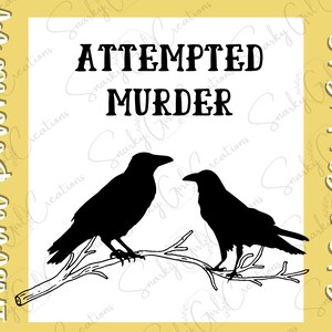 Peut inclure: Silhouette noire et blanche de deux corbeaux perchés sur une branche avec le texte "ATTEMPTED MURDER" au-dessus.
