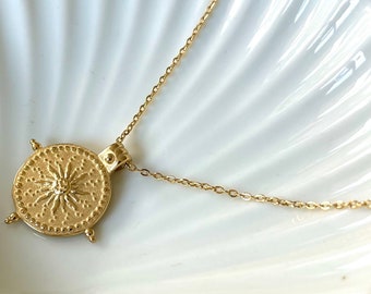 Collar colgante de brújula solar antigua redonda de oro de 18 quilates, encanto de brújula, collar de ráfaga de sol celestial, collar de capas, colgante del zodíaco de moneda solar