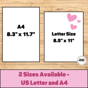 Puede incluir: Dos hojas de papel rectangulares blancas con bordes negros. La hoja izquierda muestra A4 21,0 x 29,7 cm. La hoja derecha muestra Letter Size 21,6 x 27,9 cm con tres corazones rosas. Una franja rosa inferior dice 2 Sizes Available - US Letter and A4.