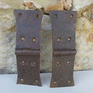 Antika handsmidda järngångjärn, set med rustika bondgårdsdetaljer, vintage smedgångjärn för grindskåp