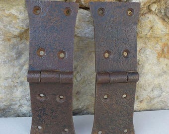 Set di cerniere antiche in ferro forgiato a mano, ferramenta rustica da fattoria, cerniere vintage da fabbro per cancelli e armadietti.