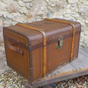 Antieke Duitse stoomkoffer ca. 1900, reiskist met platte bovenkant, industriële opbergkoffer, vintage bagage, O.K. gemerkt, houten en metalen band.