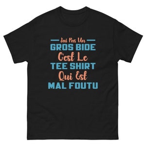 Peut inclure: T-shirt noir avec du texte blanc qui dit "J'ai Pas Un Gros Bide C'est Le Tee Shirt Qui Est Mal Foutu"