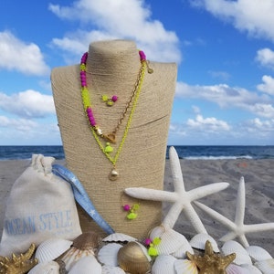 Collares de cristal bañados en oro con dijes bañados en oro.