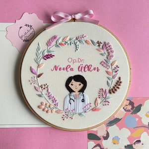 Regalo personalizado, bordado personalizado, bordado personalizado, regalo de médico, regalo de oficina, arte de pared de oficina, decoración de pared para médico