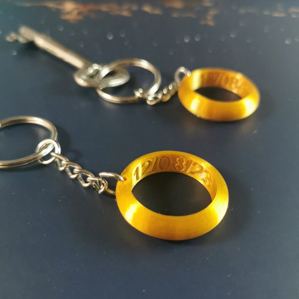 Wedding, Anniversary, Engagement ring gold gift keychain. Romantic wedding favours. Matching for couples. - 3D printed