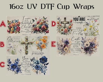 Peut inclure: Wraps de gobelets UV DTF avec des motifs floraux et inspirants. Les wraps présentent des bouquets colorés, des papillons, des croix et du texte tel que "Je peux tout par le Christ" et "Tu es belle". Ces wraps sont conçus pour des gobelets de 473 ml.