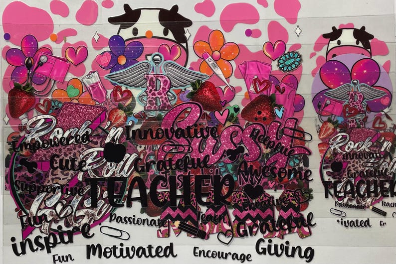 Pu&ograve; includere: Grafica rosa e bianca con stampa di mucca, fiori, cuori e fragole. L'immagine include le parole "TEACHER", "Inspire", "Motivated" e altre parole positive. Il design ha un effetto glitterato.