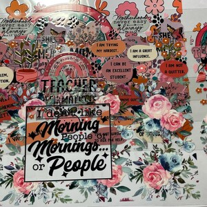 Pu&ograve; includere: Un collage di adesivi floreali con testo. Gli adesivi presentano frasi come "Teacher Affirmations" e "I don't like Morning People or Mornings... or People." Il design include fiori rosa, blu e arancioni.
