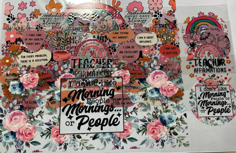 Pu&ograve; includere: Un collage di adesivi floreali con testo. Gli adesivi presentano frasi come "Teacher Affirmations" e "I don't like Morning People or Mornings... or People." Il design include fiori rosa, blu e arancioni.